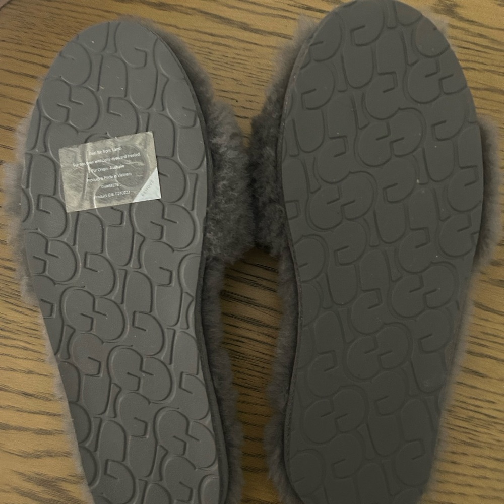 New authentic UGG fluff slippers II. Sz 9 - Picture 5 of 10